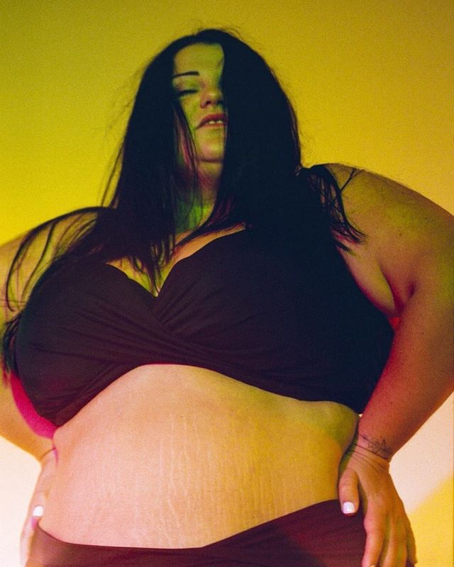 alyona alyona похизувалася пишними форми в пікантній фотосесії - фото 450794