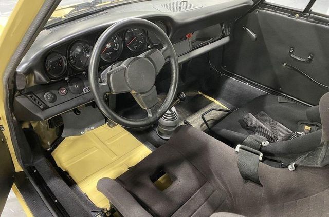 Гоночний Porsche 911 Пабло Ескобара виставили на продаж (фото) - фото 450884