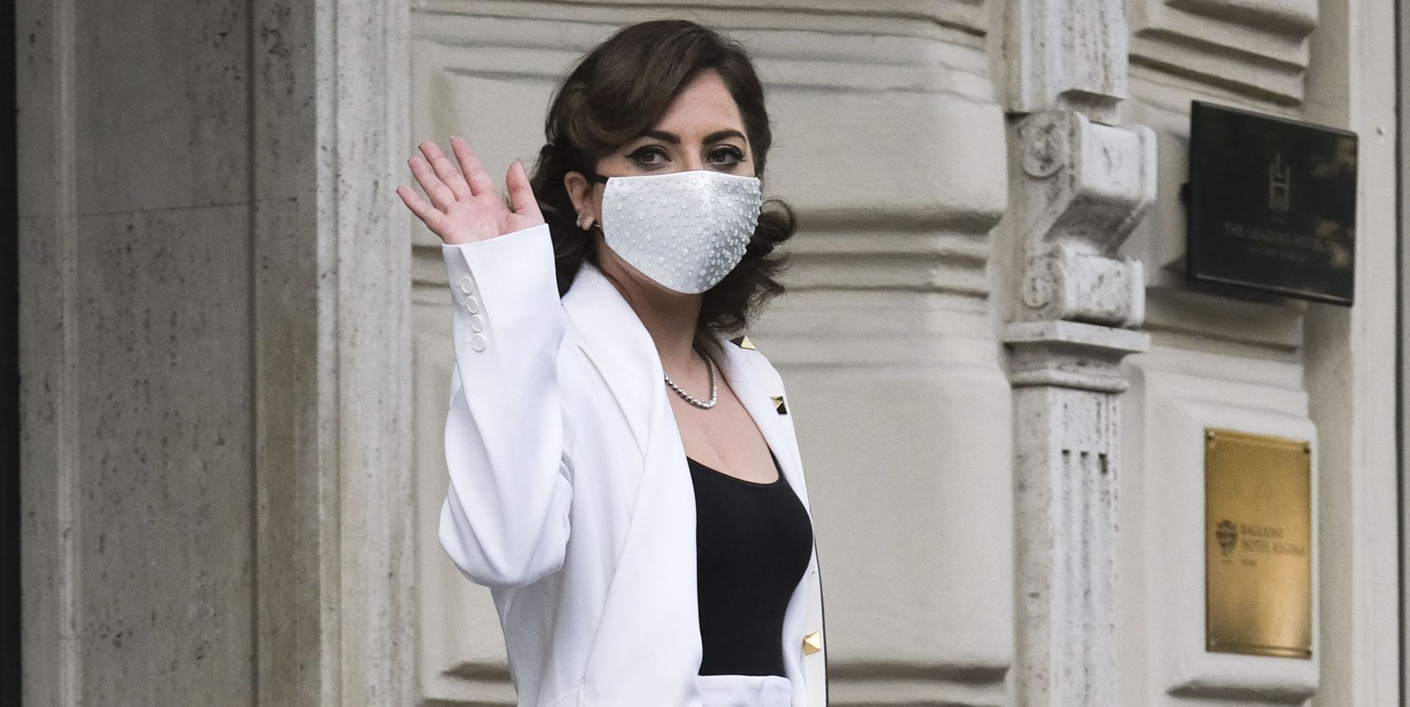 Леді Гага стала брюнеткою: зірку помітили на зйомках у Римі