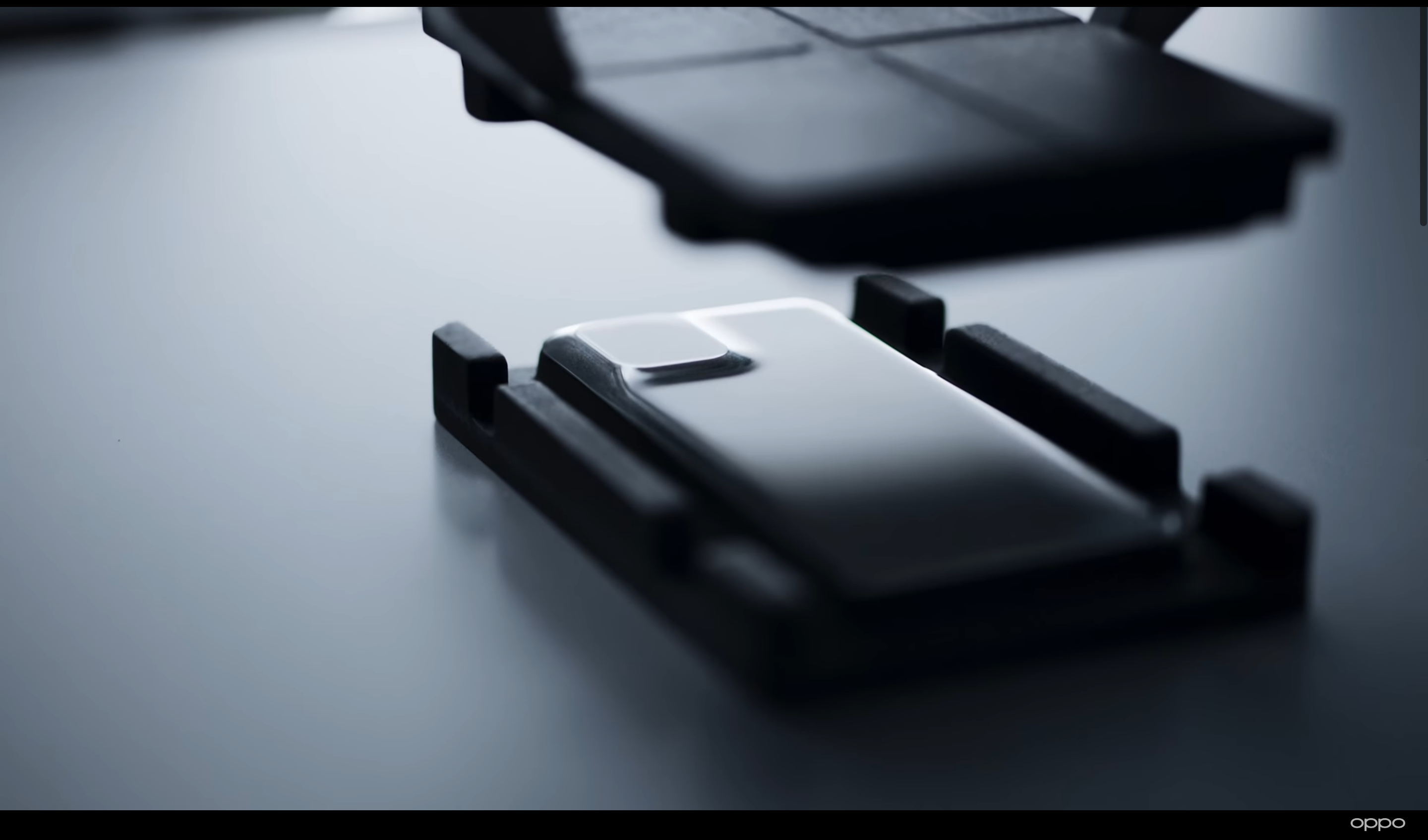 Як роблять скляний корпус для смартфона OPPO Find X3 Pro: відео