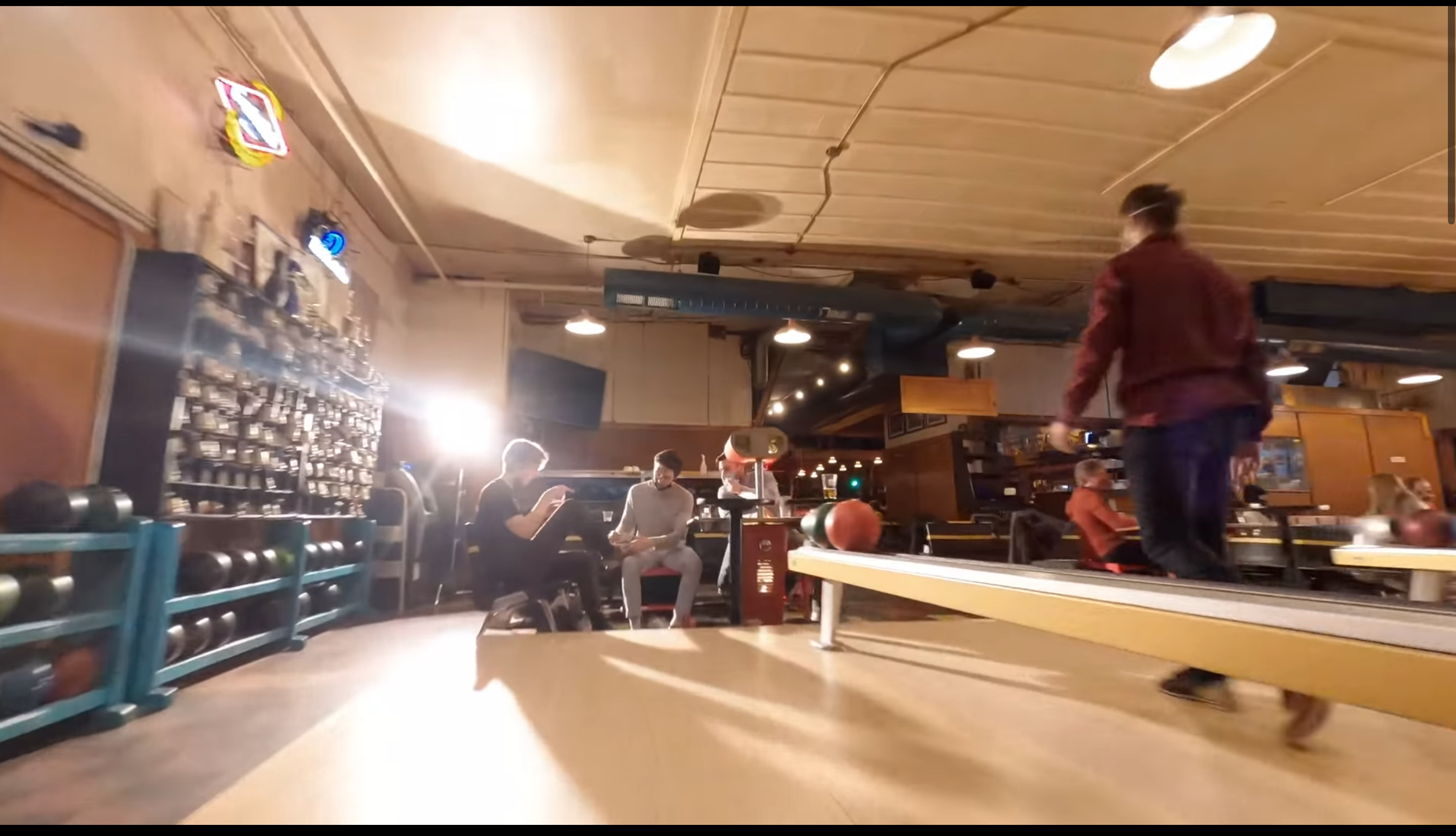 Ентузіаст зіграв у боулінг за допомогою дрона: запаморочливе відео