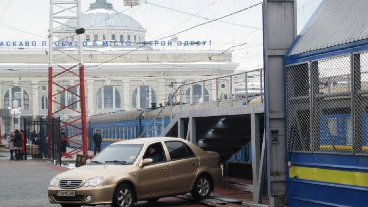 В Україні почали курсувати вагони-автомобілевози: вартість транспортування машини - фото 1