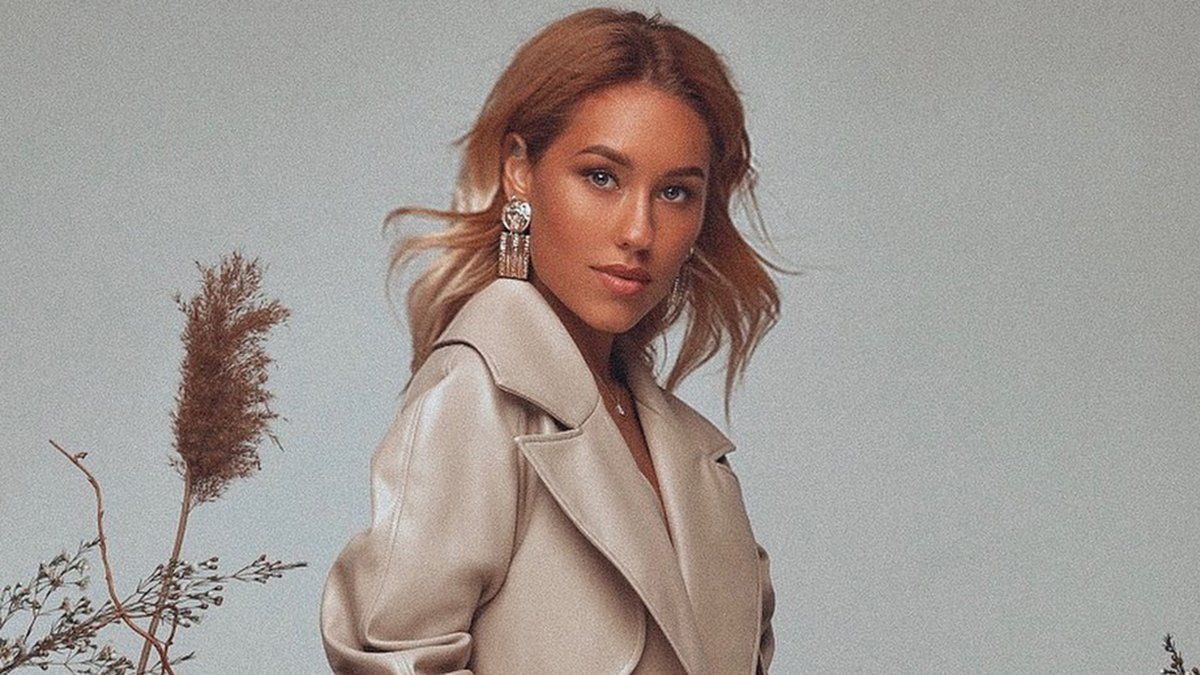 Вагітна дружина ексхолостяка Нікіти Добриніна позувала в одних колготках