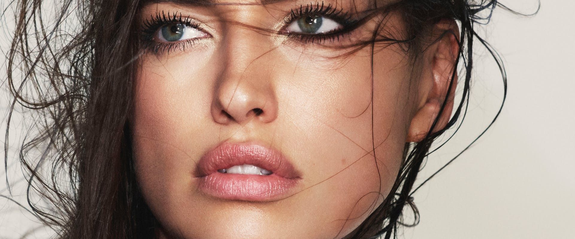 Ірина Шейк у тренчі на голе тіло розбурхала мережу