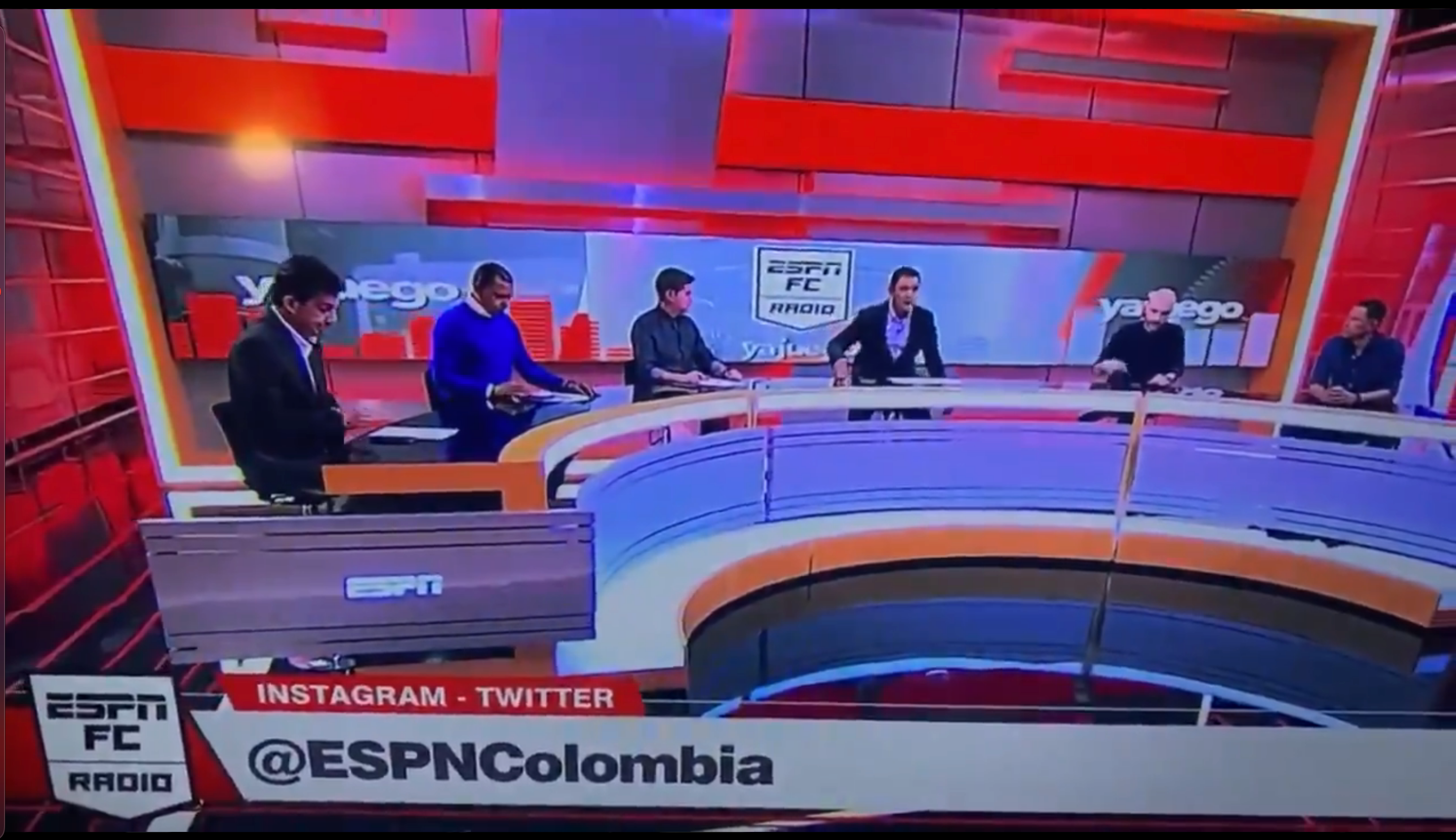 На ведучого спортивного телеканалу у прямому ефірі впав величезний екран: відео