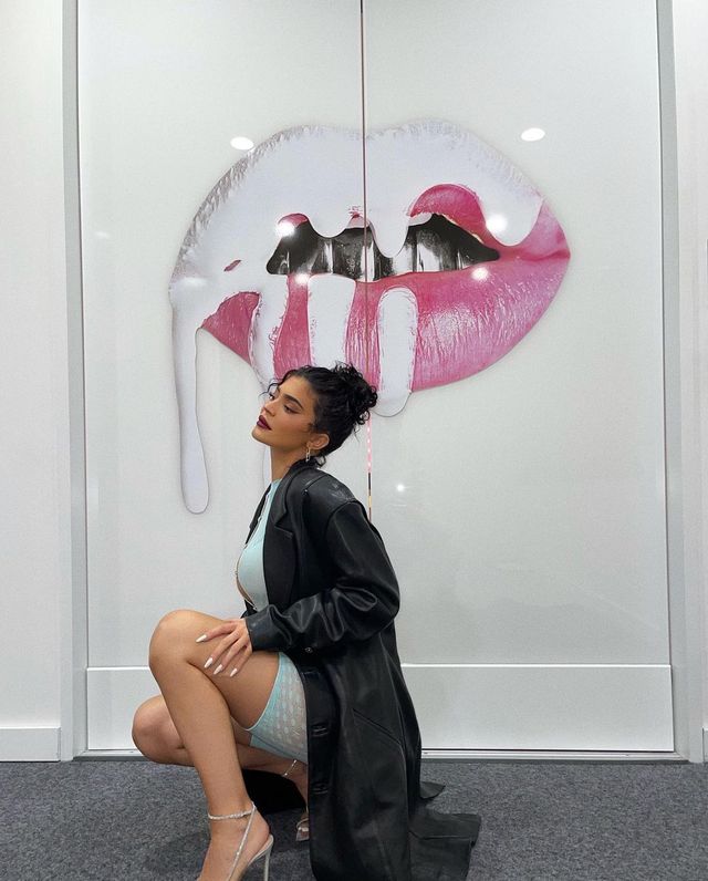 Забудь про спіднє: наймолодша мільярдерка світу приміряла прозору сукню (18+) - фото 451434