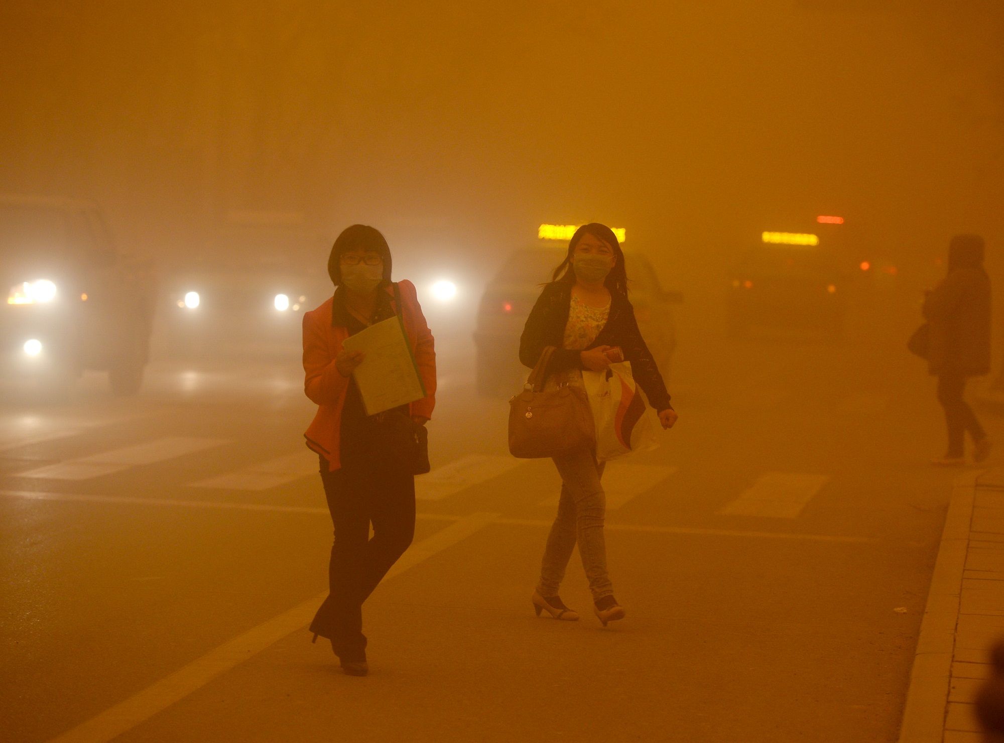 Столицю Китаю накрила найпотужніша піщана буря: відео