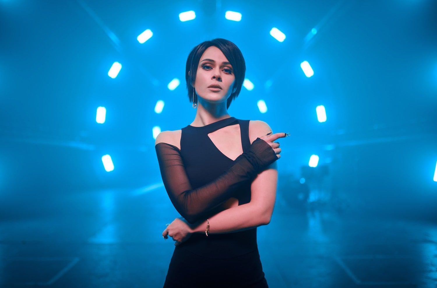 Пишна завивка і яскравий макіяж: Юлія Саніна здивувала новим образом