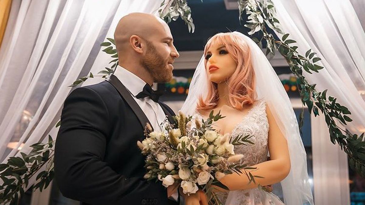 Спортсмен з Казахстану та зірка OnlyFans "одружився" на черговій секс-ляльці: відео 18+