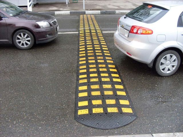 ТОП 3 помилки при проїзді лежачих поліцейських, які допускають майже усі водії - фото 451980