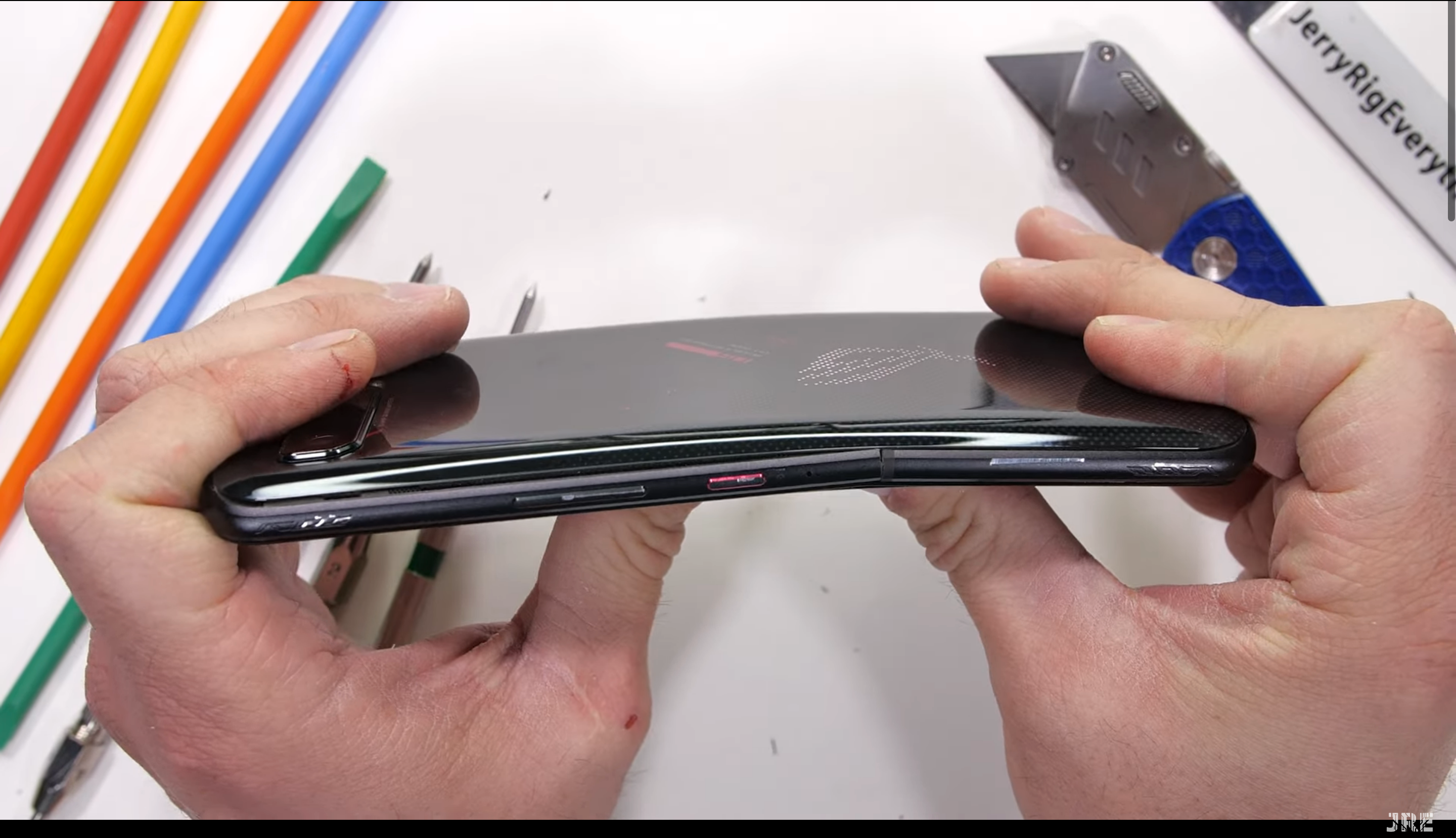 ASUS ROG Phone 5 провалив тест на міцність - фото 1