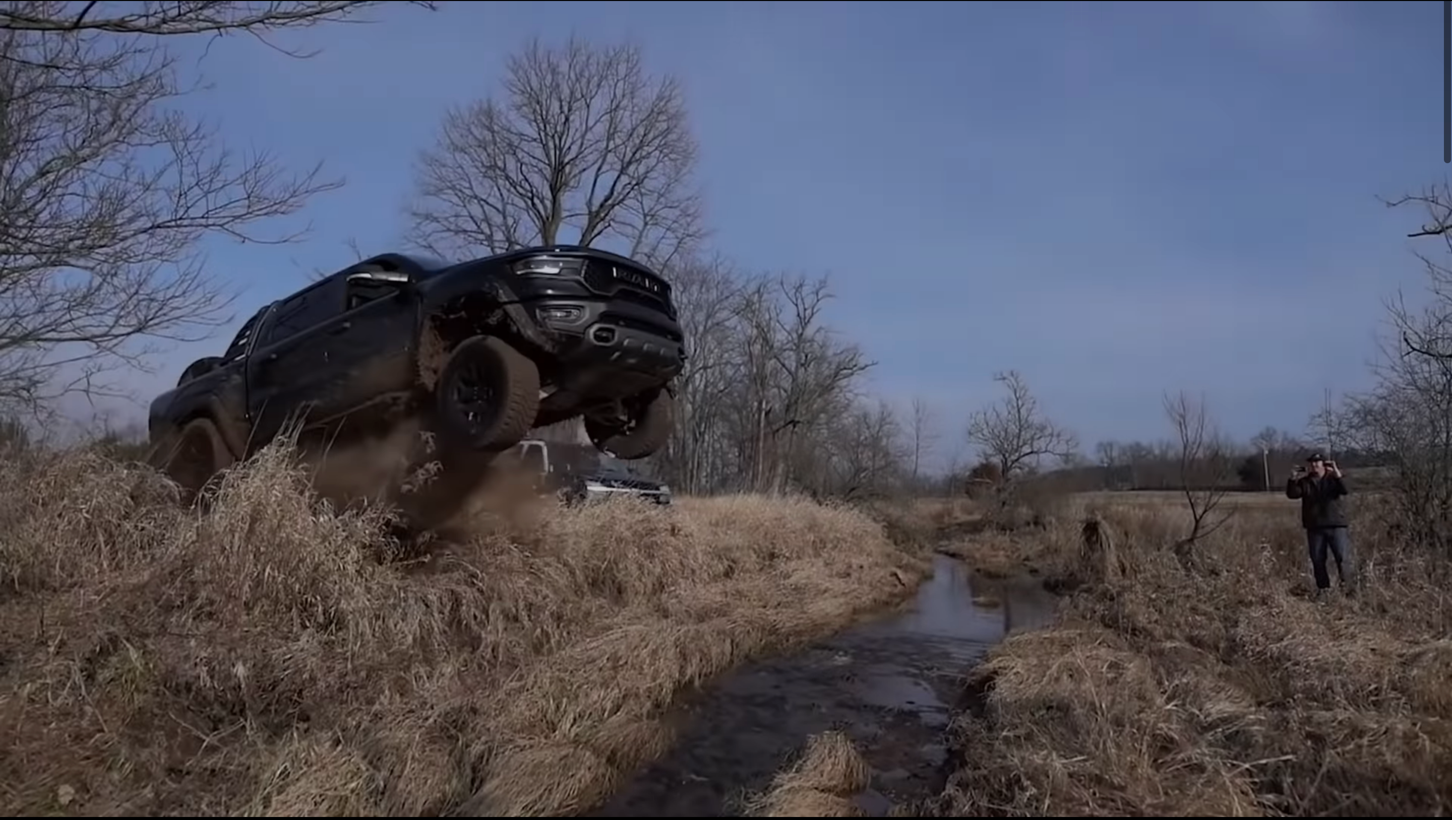 На американця відкрили 18 кримінальних справ через екстремальні стрибки на пікапі Ram