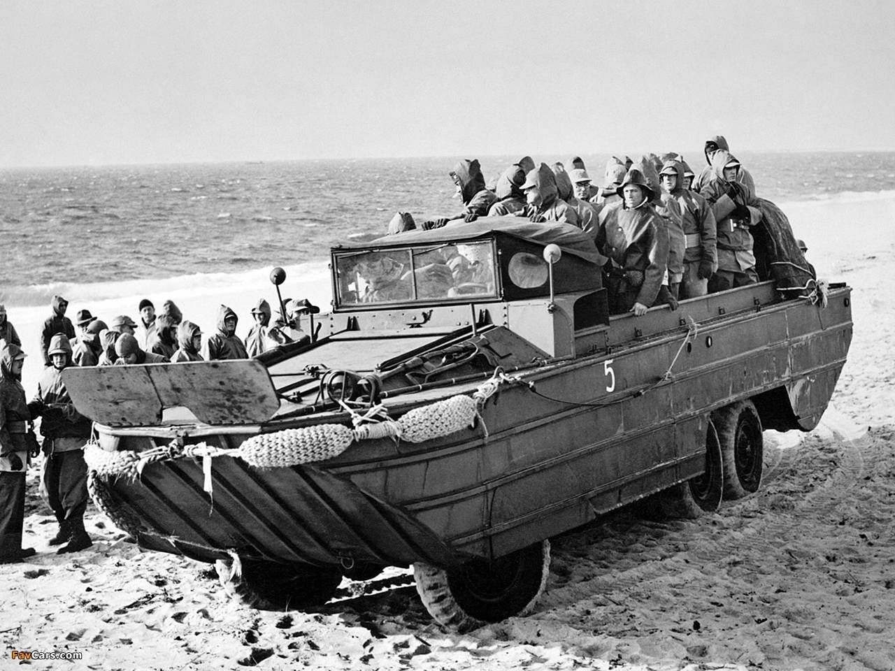 Шестиколісну амфібію часів Другої світової війни виставили на продаж