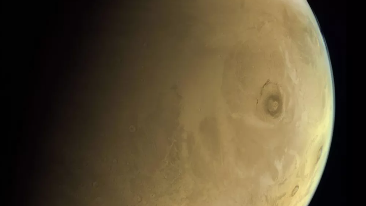 Космічний корабель ОАЕ надіслав фото найвищого вулкана Сонячної системи: вражаючий кадр