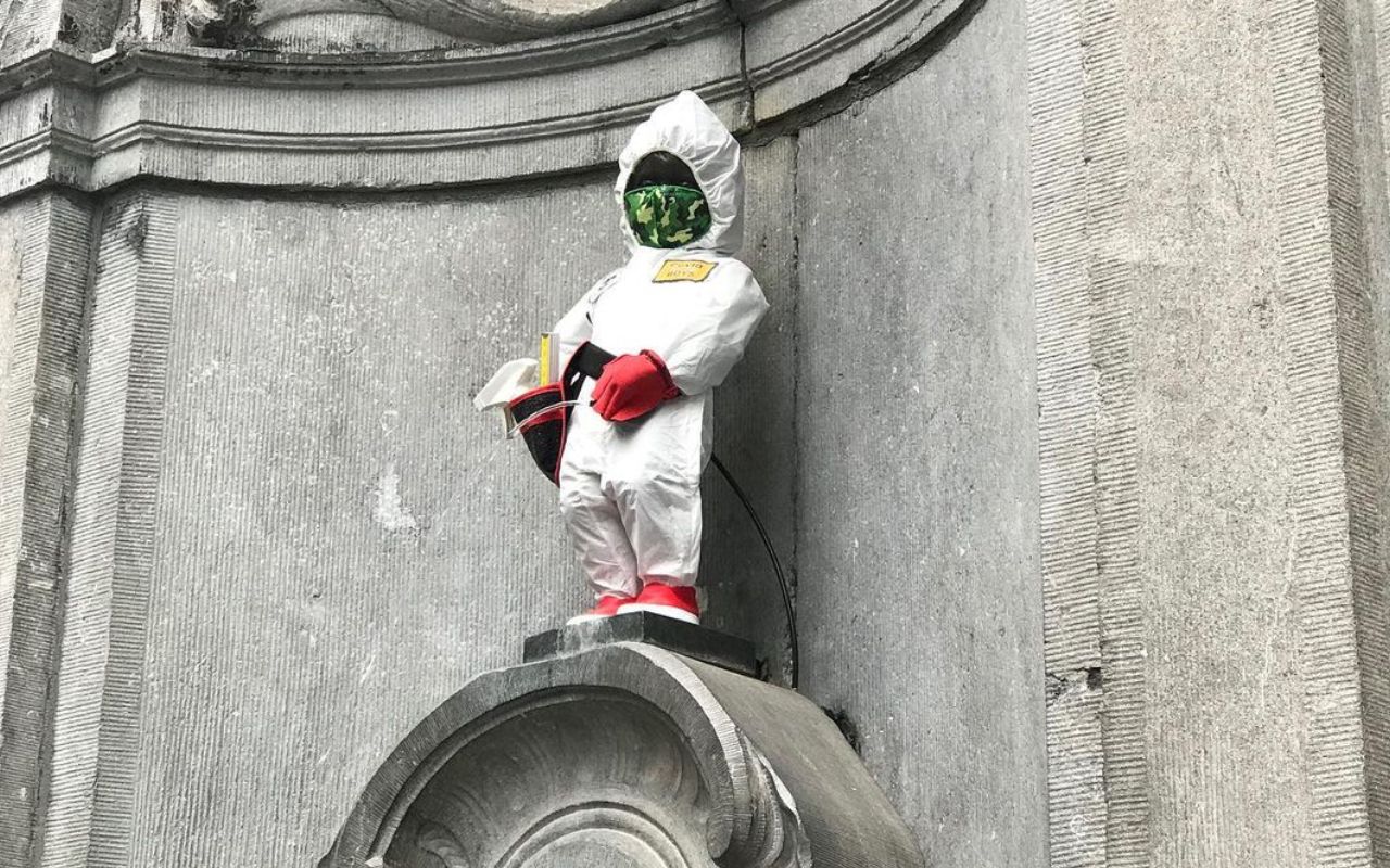 У Брюсселі скульптуру хлопчика, що пісяє одягнули в захисний костюм і маску: фотофакт