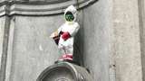 У Брюсселі скульптуру хлопчика, що пісяє одягнули в захисний костюм і маску: фотофакт