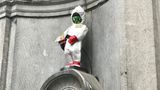 У Брюсселі скульптуру хлопчика, що пісяє одягнули в захисний костюм і маску: фотофакт