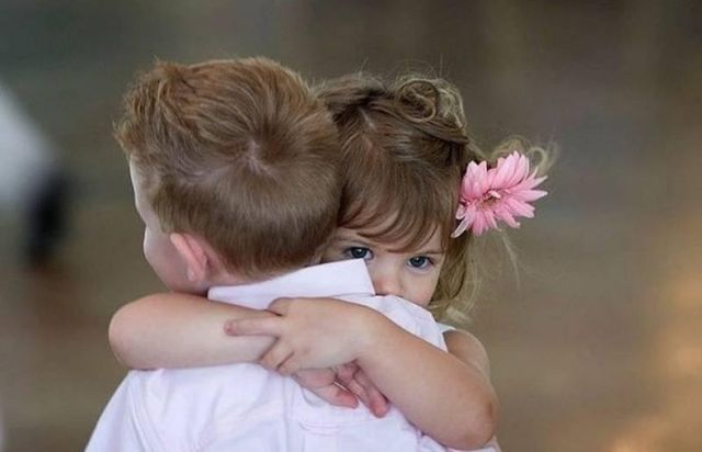 Психологи нагадали про користь обіймів - фото 452329