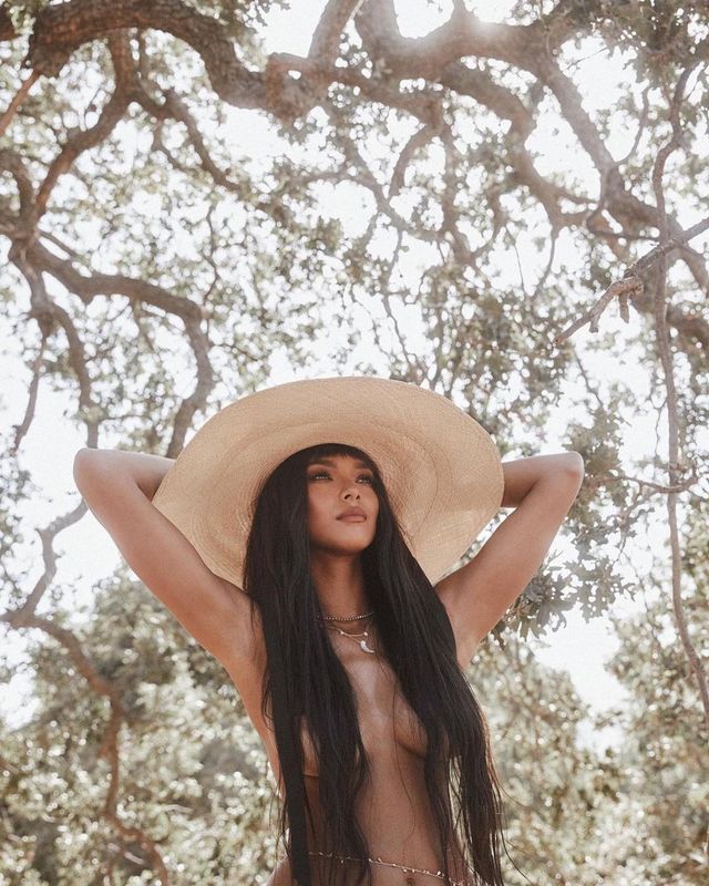 Модель Лаіс Рібейро ​здивувала зухвалою зйомкою топлес (18+) - фото 452430