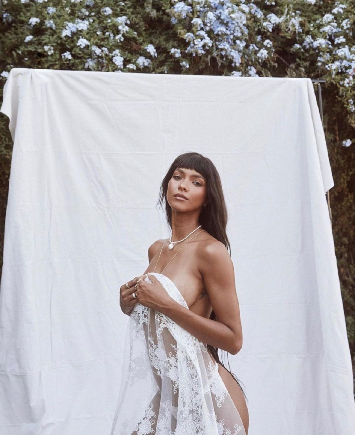 Модель Лаіс Рібейро ​здивувала зухвалою зйомкою топлес (18+)