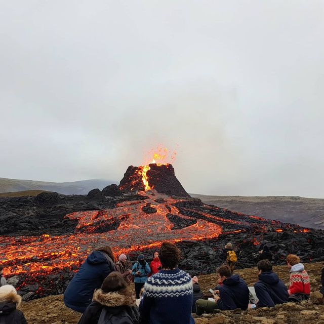 Вулкан Фаградальсфьядль, який прокинувся в Ісландії, став новою інстаграмною локацією - фото 452506