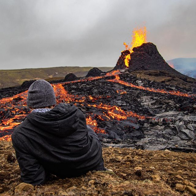 Вулкан Фаградальсфьядль, який прокинувся в Ісландії, став новою інстаграмною локацією - фото 452509