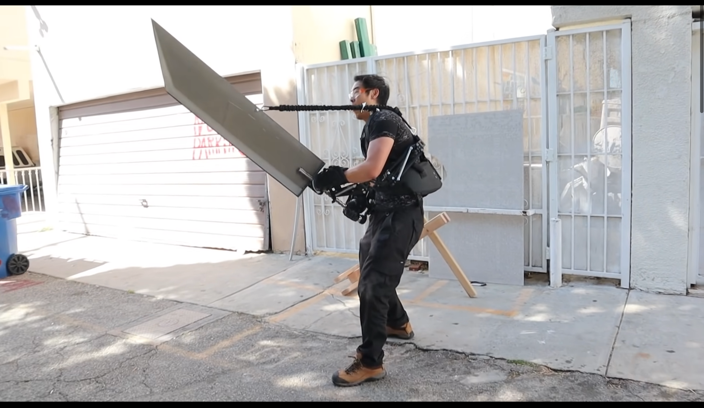 Блогер купив екзоскелет, щоб підняти величезний меч з гри Final Fantasy VII: епічне відео