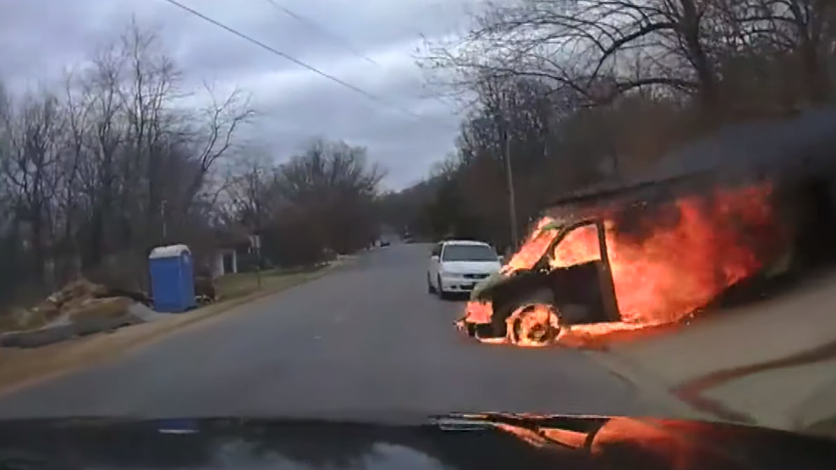Наче кадри з Шаленого Макса: палаючий фургон, який мчить схилом, потрапив на відео - фото 1