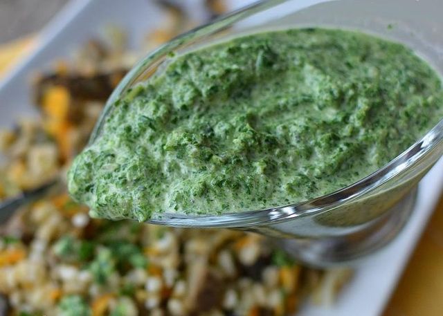 Соус зі шпинатом: рецепт літньої закуски, яку можна додавати в салат або мастити на хліб - фото 452681