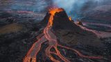 Блогер зняв вражаючі кадри виверження вулкана Фаградалсфьяль в Ісландії: відео з дрона