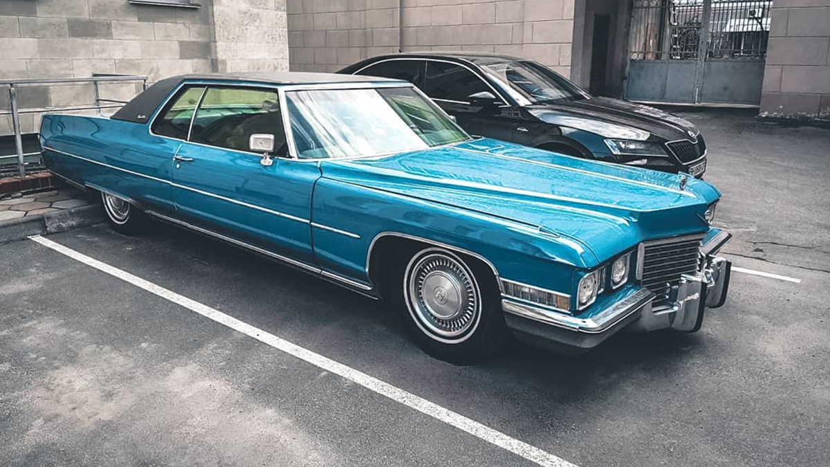 В Україні помітили розкішне американське авто 70-х: фотофакт