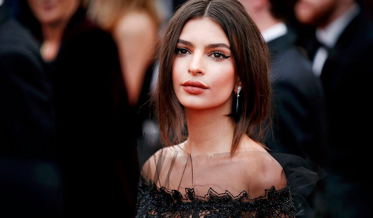 Емілі Ратажковскі розкритикували через ідеальний прес одразу після пологів