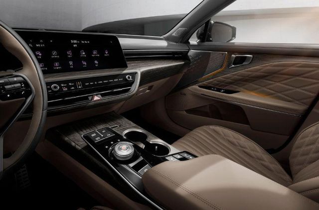 Kia представила великий повнопривідний седан K8: у чому його особливість - фото 452744