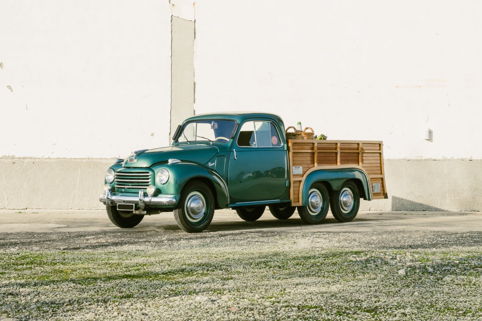 Шестиколісний 70-річний Fiat з винним баром пустять з молотка за нічогеньку ціну
