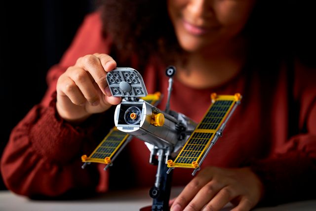 Lego випустить разом з NASA деталізований набір Space Shuttle Discovery: фото та відео - фото 452873