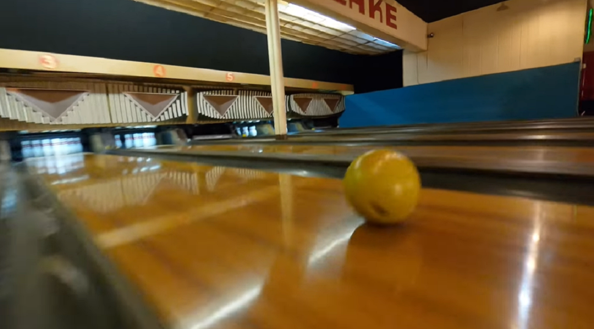 Американець зняв проліт у боулінгу з дрона одним кадром: ним зацікавився Голлівуд (відео)