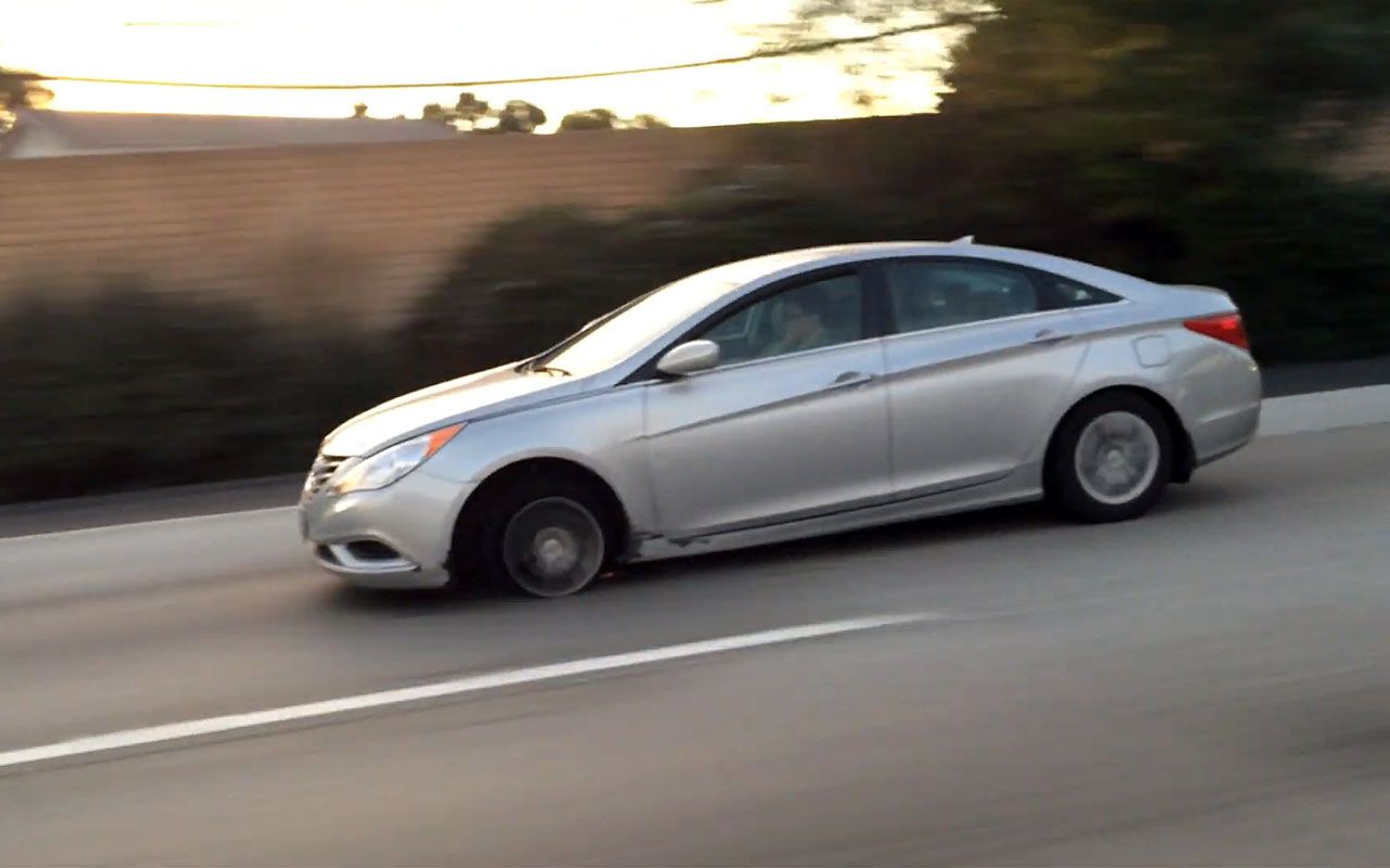 Дивіться, як Hyundai Sonata загубила покришку, але продовжила їхати