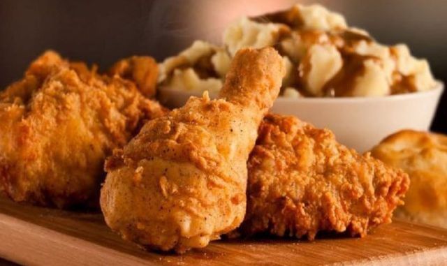 Як у KFC: простий рецепт ідеальних смажених курячих гомілок - фото 453106