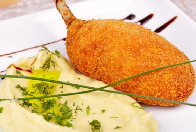 Котлета по-київськи: кулінар поділився спрощеним і бюджетним рецептом - фото 453324