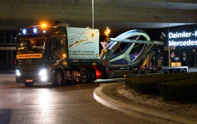 Як перевозили найбільшу автомобільну емблему Mercedes-Benz: фоторепортаж - фото 453333