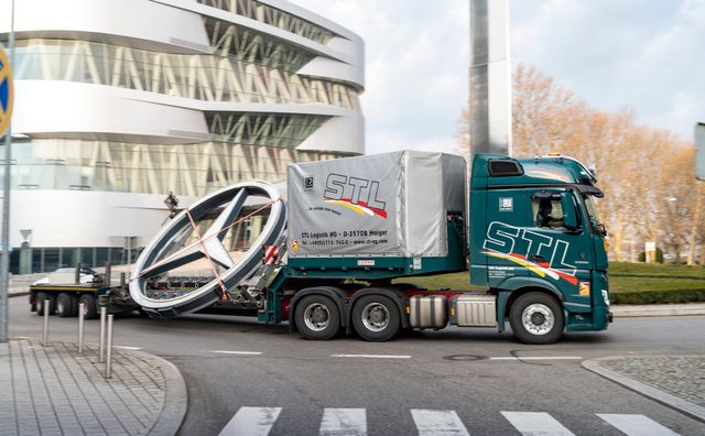 Як перевозили найбільшу автомобільну емблему Mercedes-Benz: фоторепортаж - фото 453334