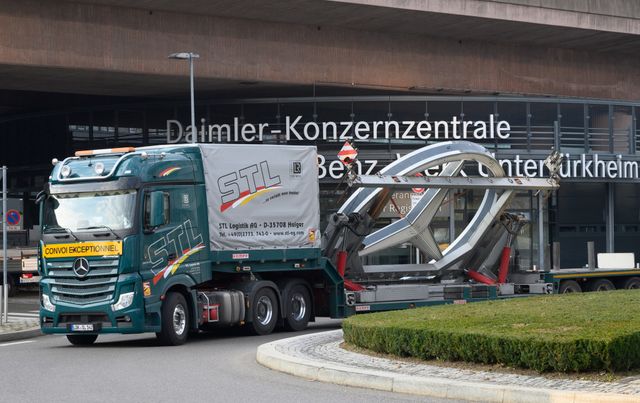 Як перевозили найбільшу автомобільну емблему Mercedes-Benz: фоторепортаж - фото 453335