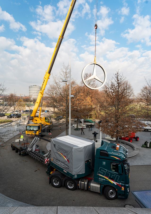 Як перевозили найбільшу автомобільну емблему Mercedes-Benz: фоторепортаж - фото 453336