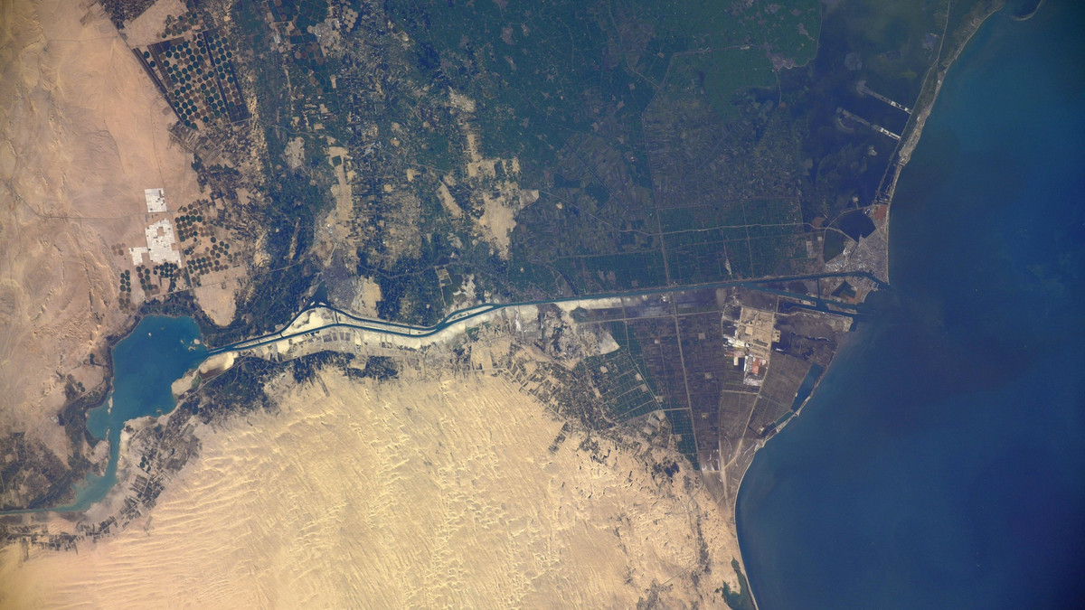 Як виглядає заблокований Суецький канал з космосу: фото - фото 1