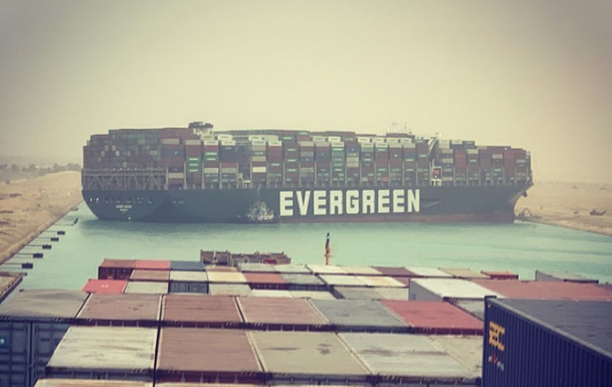 Танкер Ever Given зняли з мілини у Суецькому каналі: відео