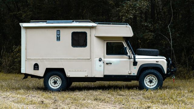 Тюнери зробили з Land Rover Defender функціональний будинок для кемпінгу у ретро-стилі - фото 453390