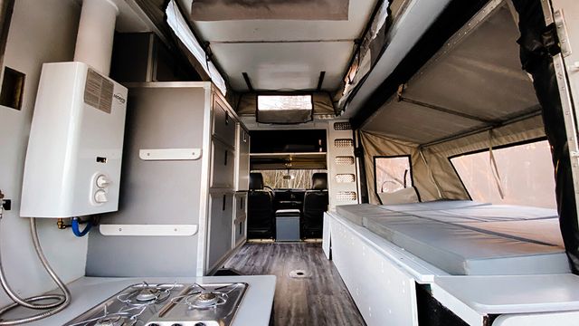 Тюнери зробили з Land Rover Defender функціональний будинок для кемпінгу у ретро-стилі - фото 453391