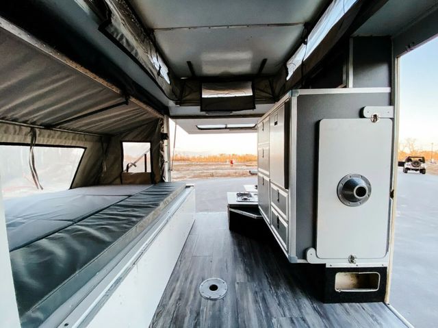 Тюнери зробили з Land Rover Defender функціональний будинок для кемпінгу у ретро-стилі - фото 453392