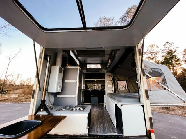 Тюнери зробили з Land Rover Defender функціональний будинок для кемпінгу у ретро-стилі - фото 453393