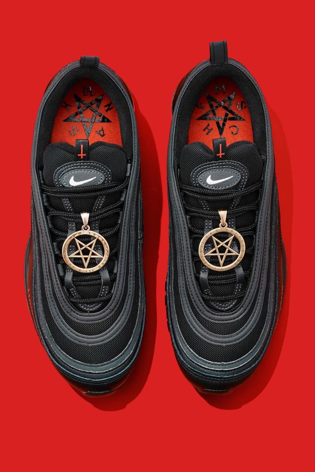 Репер Lil Nas X випустив сатанинські кросівки з краплями людської крові: фото - фото 453400